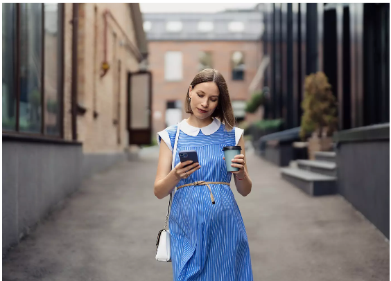 Grossesse et travail debout : quels risques, que faire ?